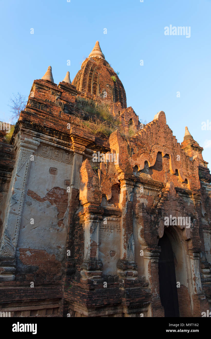 Ancien temple bouddhiste sur le fleuve Irrawaddy banques. Bagan, Myanmar (Birmanie). Banque D'Images