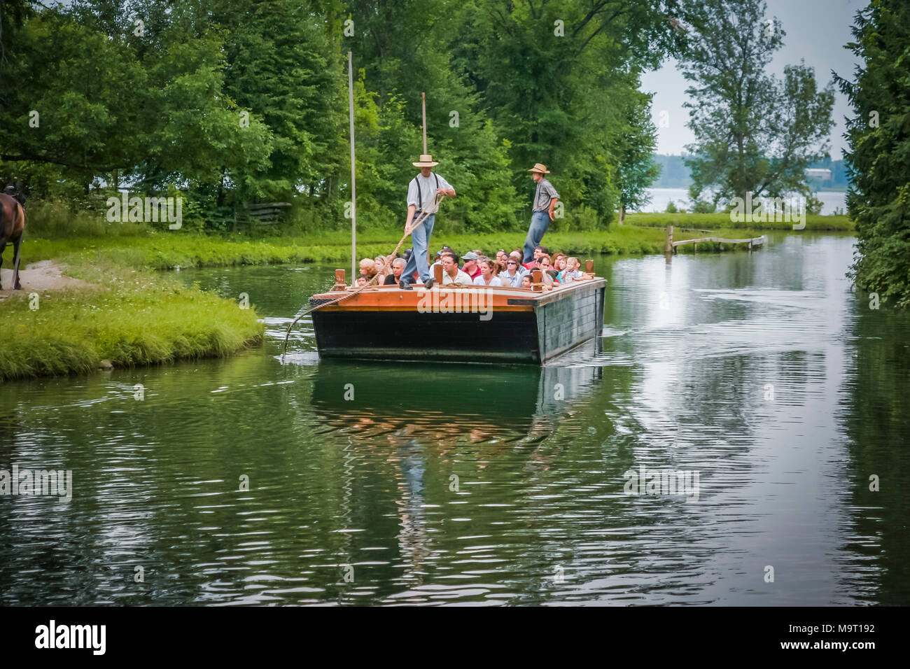 En bateau sur un canal par l'Upper Canada Village, un parc du patrimoine populaire près de Morrisburg illustrant la vie au 19e siècle dans le Haut-Canada (Ontario), Canada Banque D'Images