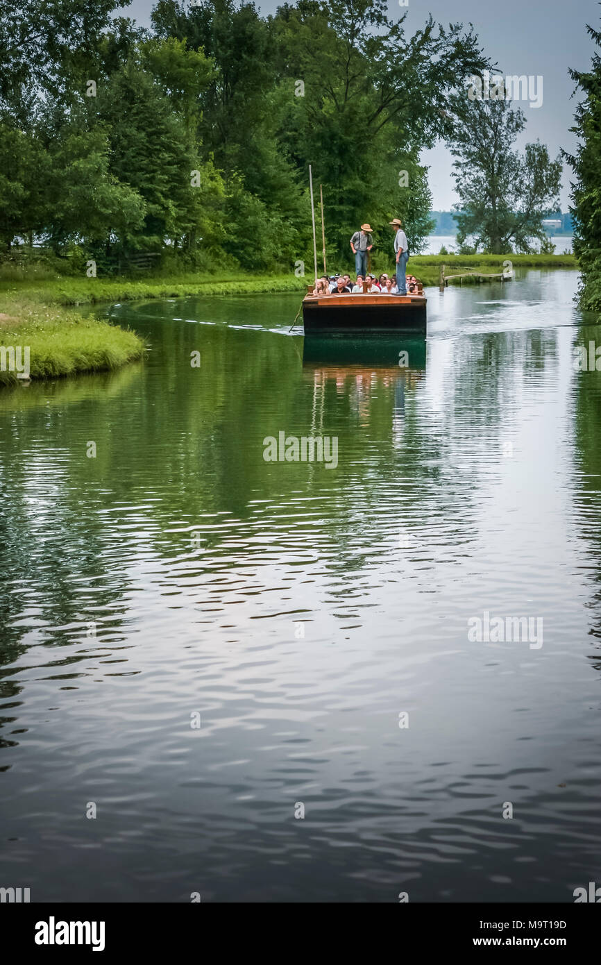 En bateau sur un canal par l'Upper Canada Village, un parc du patrimoine populaire près de Morrisburg illustrant la vie au 19e siècle dans le Haut-Canada (Ontario), Canada Banque D'Images