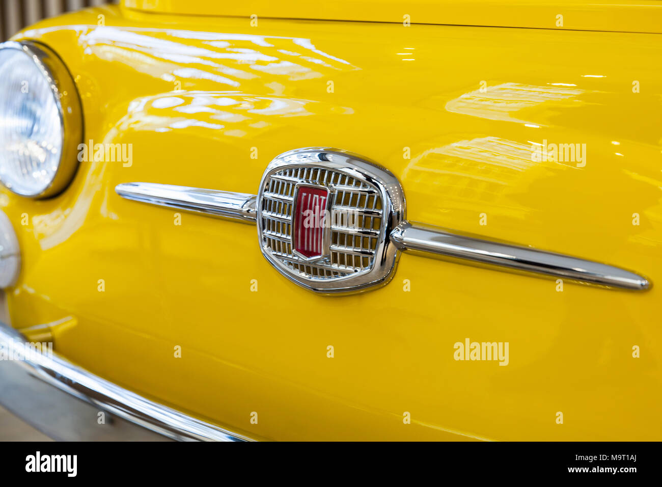 Milan, Italie - 19 janvier 2018 : société du groupe Fiat Fiat 500 jaune logo sur un capot de voiture, la photo en gros plan avec selective focus Banque D'Images