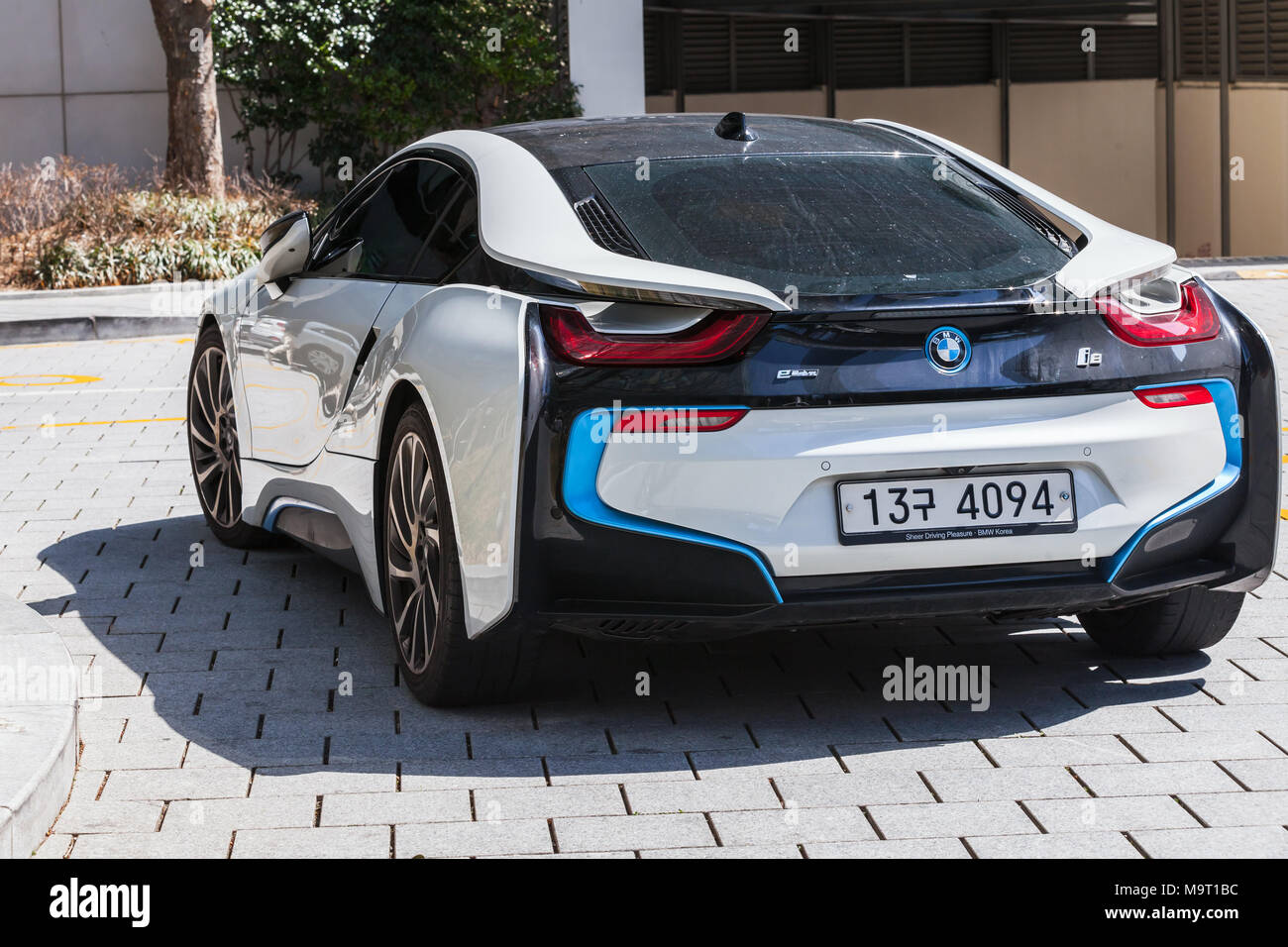 Busan, République de Corée - Mars 17, 2018 : White j8 plug-in hybride de voiture de sport développé par BMW Banque D'Images