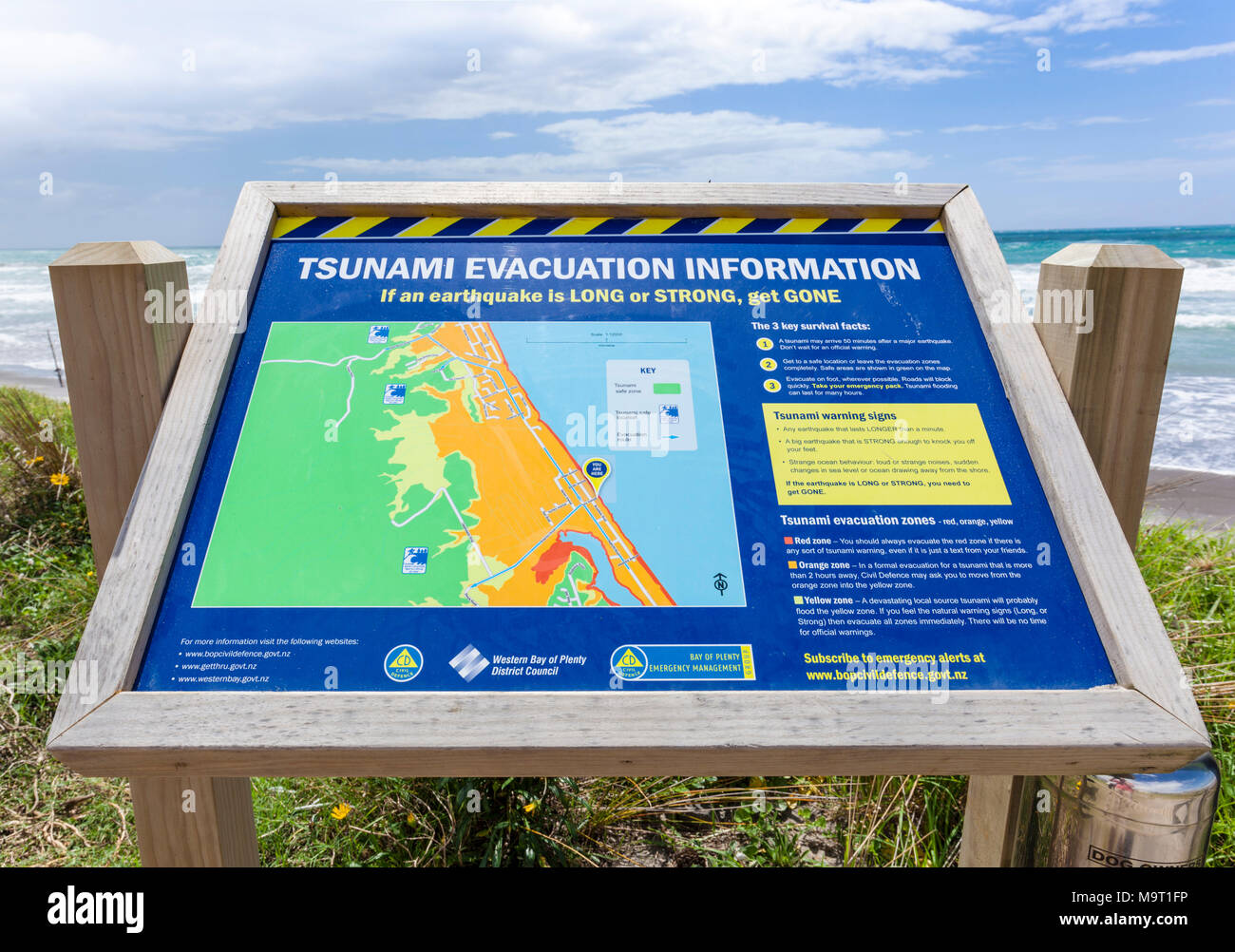 La nouvelle zelande waihi beach nouvelle-zélande informations évacuation Tsunami Tsunami Tsunami Warning sign signe informations inscription waihi beach new zealand nz Banque D'Images