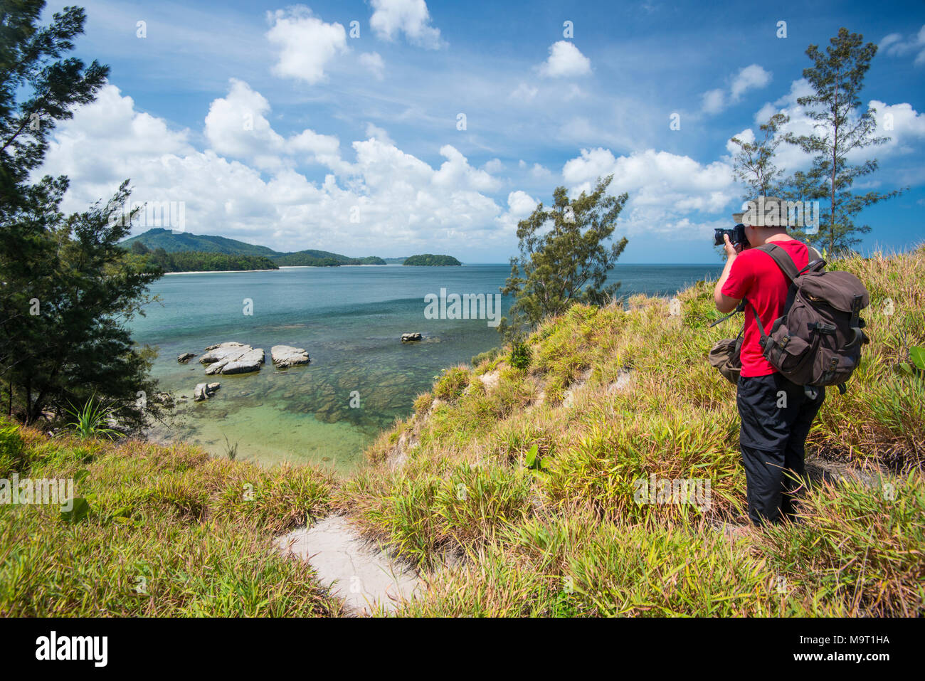 L'homme prend une photo d'un paysage, Kudat, Sabah, Malaisie, Bornéo, Banque D'Images