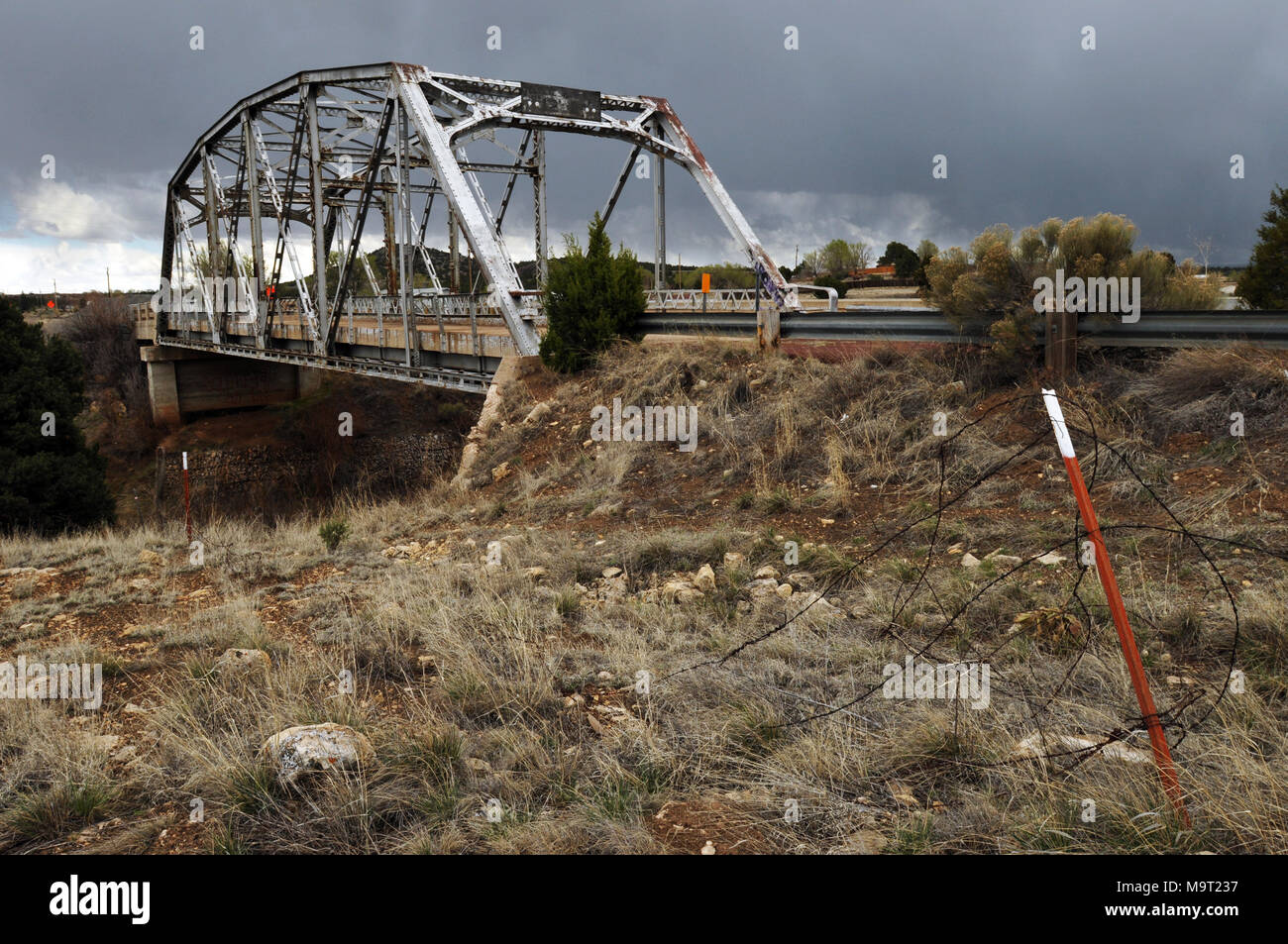 Historique Le pont de Walnut Canyon, maintenant fermée à la circulation, a effectué la vieille route 66 près de Winona, Arizona.Le Parker par Truss Bridge a été construit en 1924. Banque D'Images