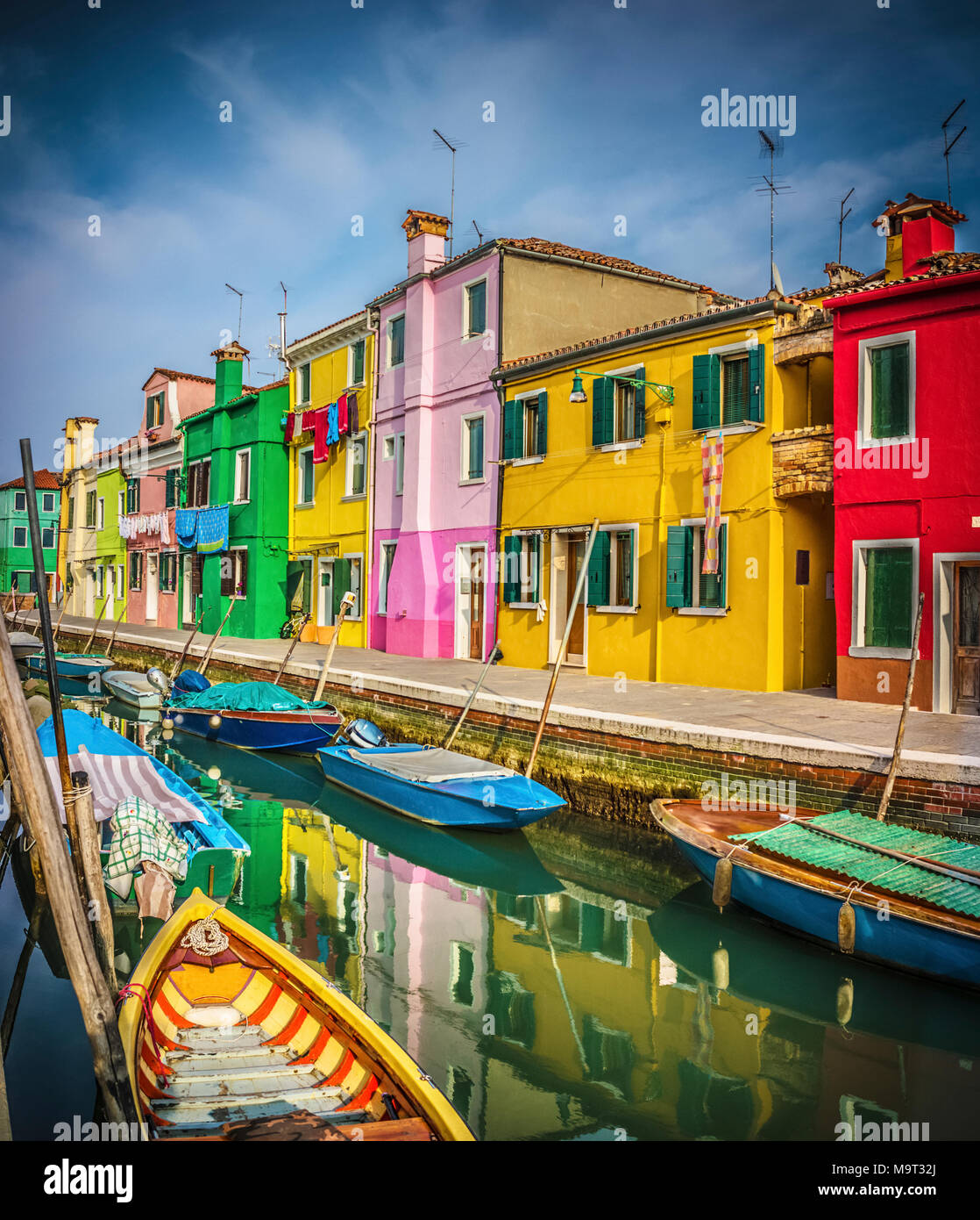 Île de Burano, dans la lagune de Venise avec ses maisons peintes de couleurs vives. Banque D'Images