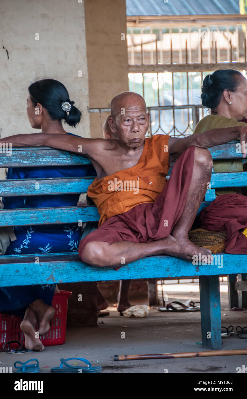 Les passagers en attente dans la gare de Bago au Myanmar. Banque D'Images