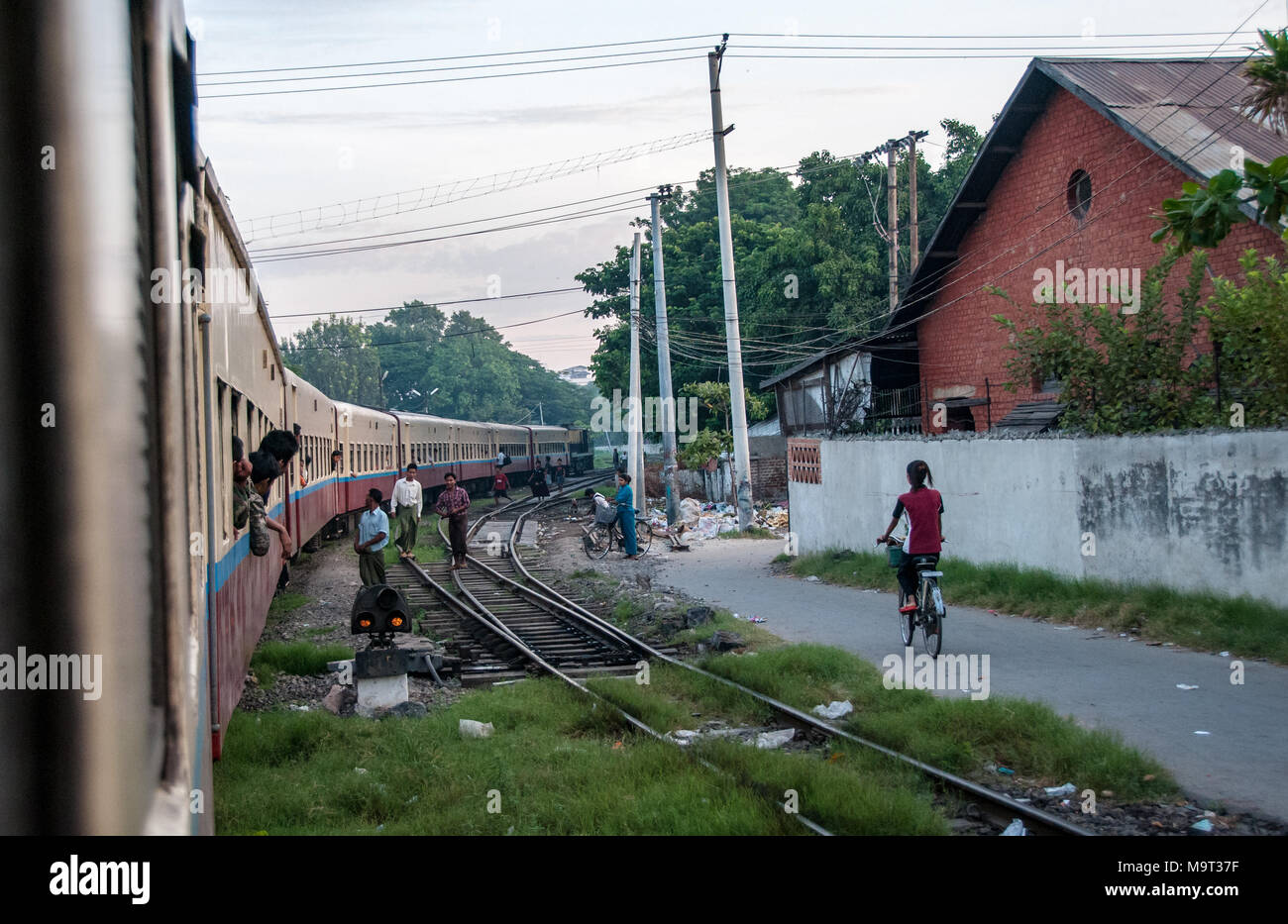 Le train pour Mandalay franchit lentement les petites villes Banque D'Images