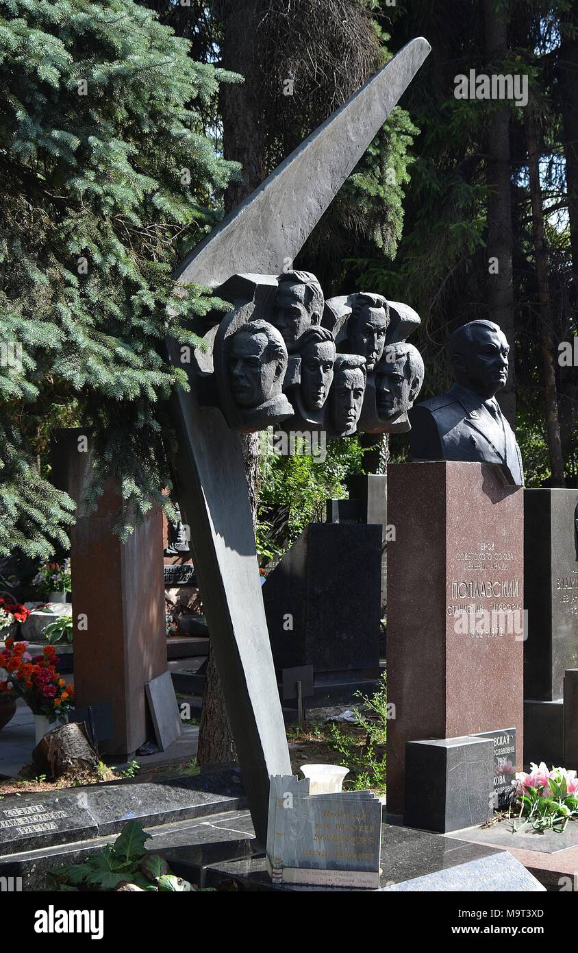 Mémorial À L'ÉQUIPAGE DU TU-144 "CONCORDSKI" qui s'est écrasé à l'1973 PARIS AIR SHOW VU AU CIMETIÈRE NOVODEVICHIY, Moscou Banque D'Images