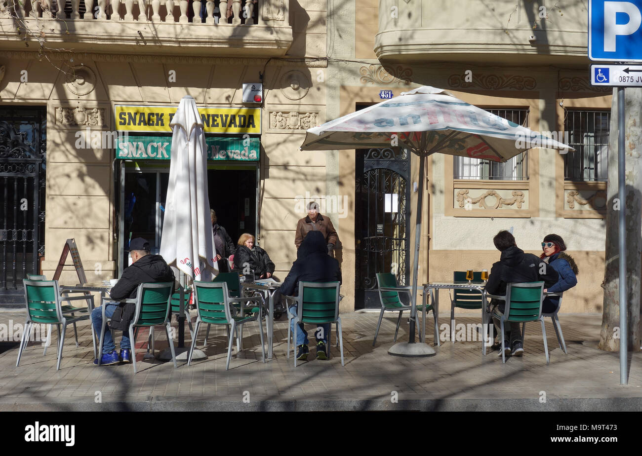 Snack-bar extérieur près de la Sagrada Familia, Barcelone Banque D'Images