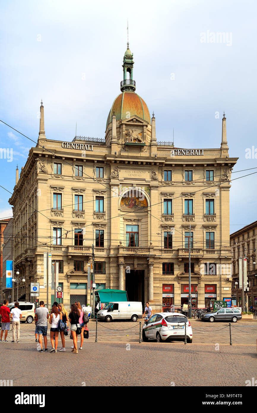 Milan, Lombardie / Italie - 2012/07/04 : quartier historique de Milan - Piazza Cordusio place avec compagnie d'assurance Generali building Banque D'Images