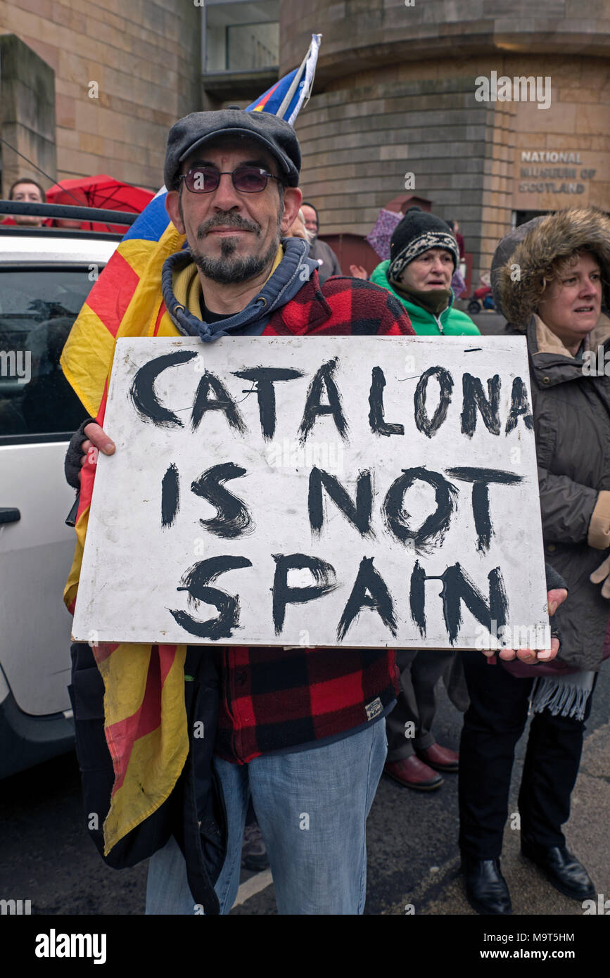 Les partisans de l'ex-Ponsati Clara le ministre de l'éducation catalan à l'extérieur de la Sheriff Court à Édimbourg, le 28 mars, 2018. Banque D'Images