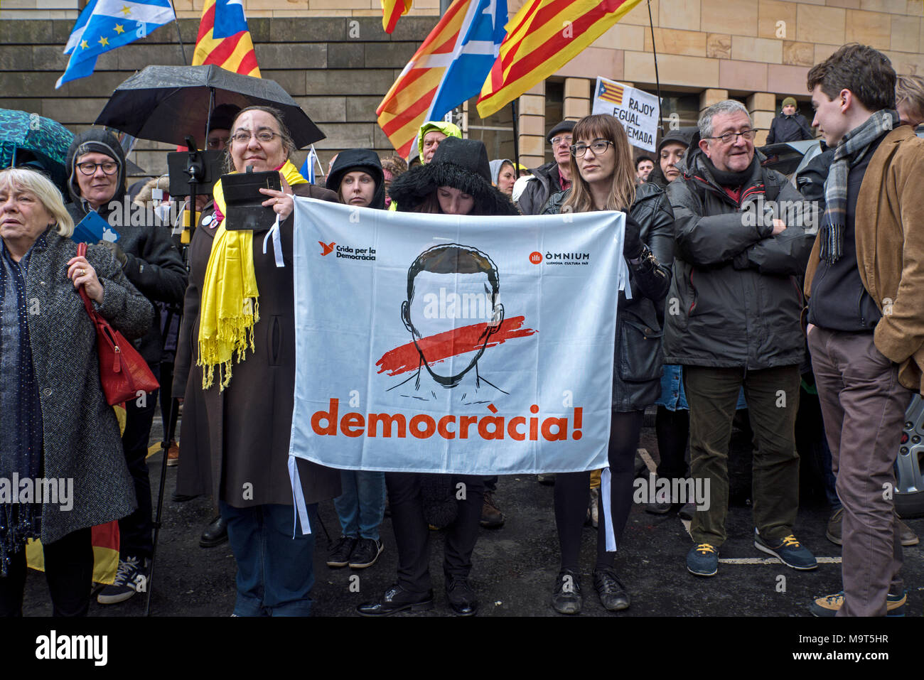 Les partisans de l'ex-Ponsati Clara le ministre de l'éducation catalan à l'extérieur de la Sheriff Court à Édimbourg, le 28 mars, 2018. Banque D'Images