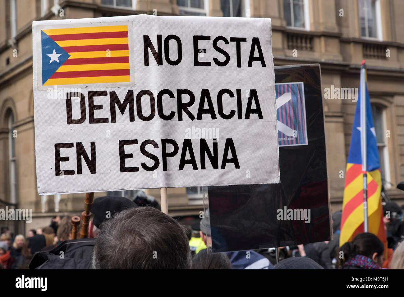Les partisans de l'ex-Ponsati Clara le ministre de l'éducation catalan à l'extérieur de la Sheriff Court à Édimbourg, le 28 mars, 2018. Banque D'Images