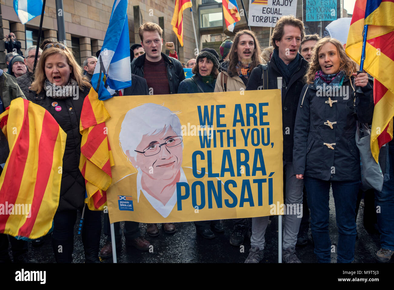 Les partisans de l'ex-Ponsati Clara le ministre de l'éducation catalan à l'extérieur de la Sheriff Court à Édimbourg, le 28 mars, 2018. Banque D'Images