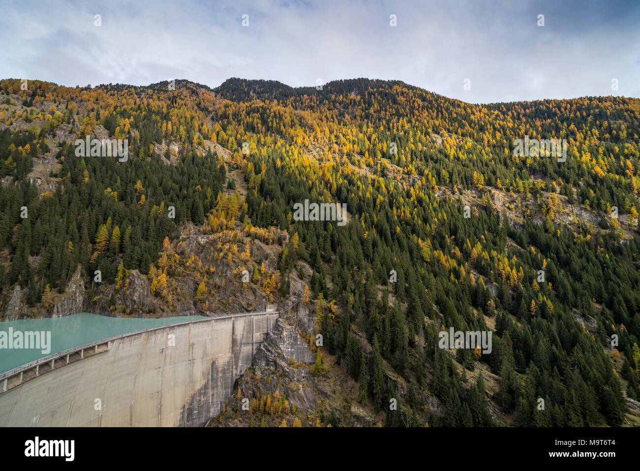 Paysage à Stausee Gibidum et barrage de Gebidem pour alimenter l'Bitsch Electra-Massa storage power station d'Alpiq avec la fonte de la GL d'Aletsch Banque D'Images