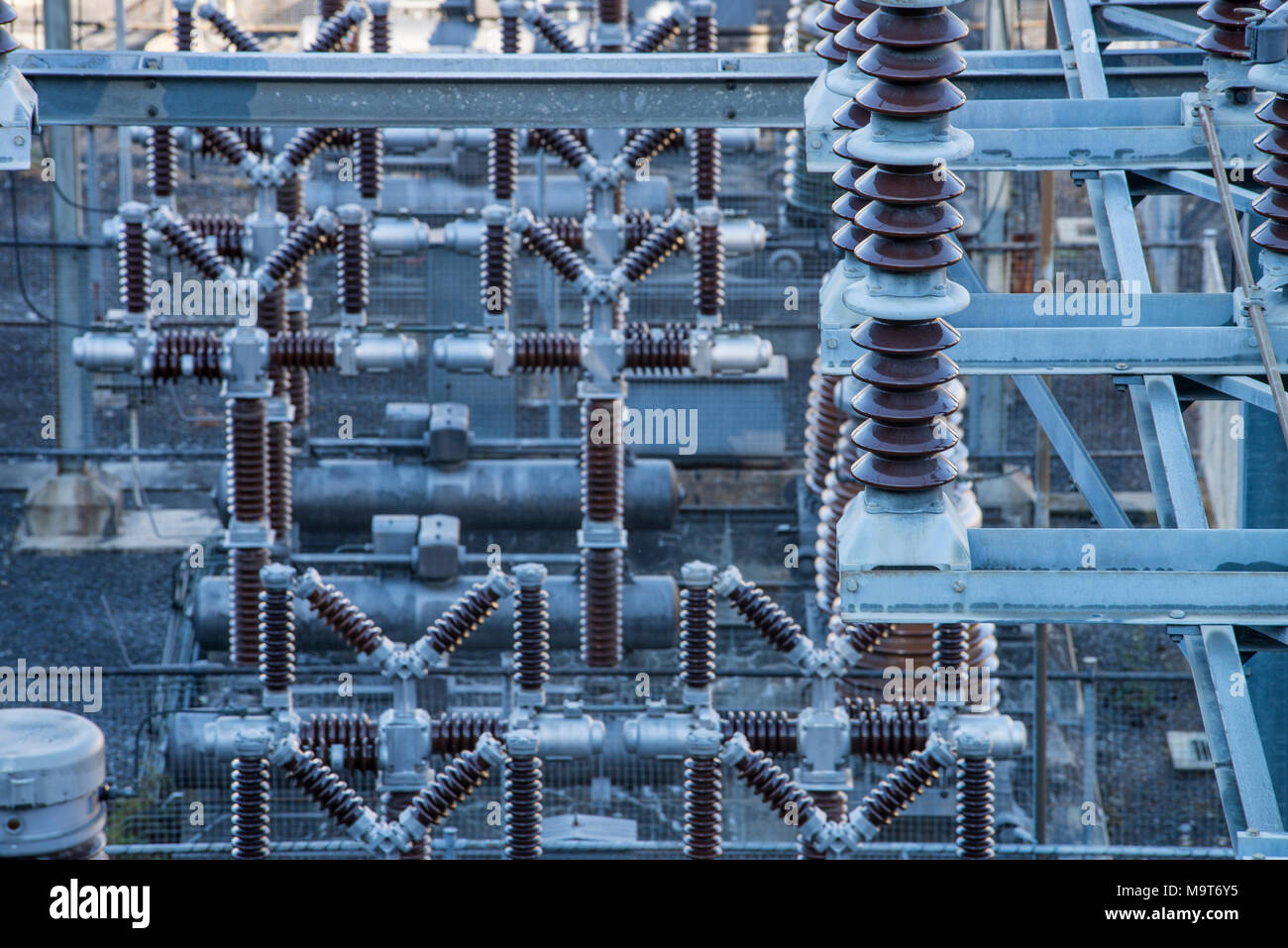 Les isolateurs de beaucoup d'électricité à un point de distribution de puissance en Suisse Banque D'Images