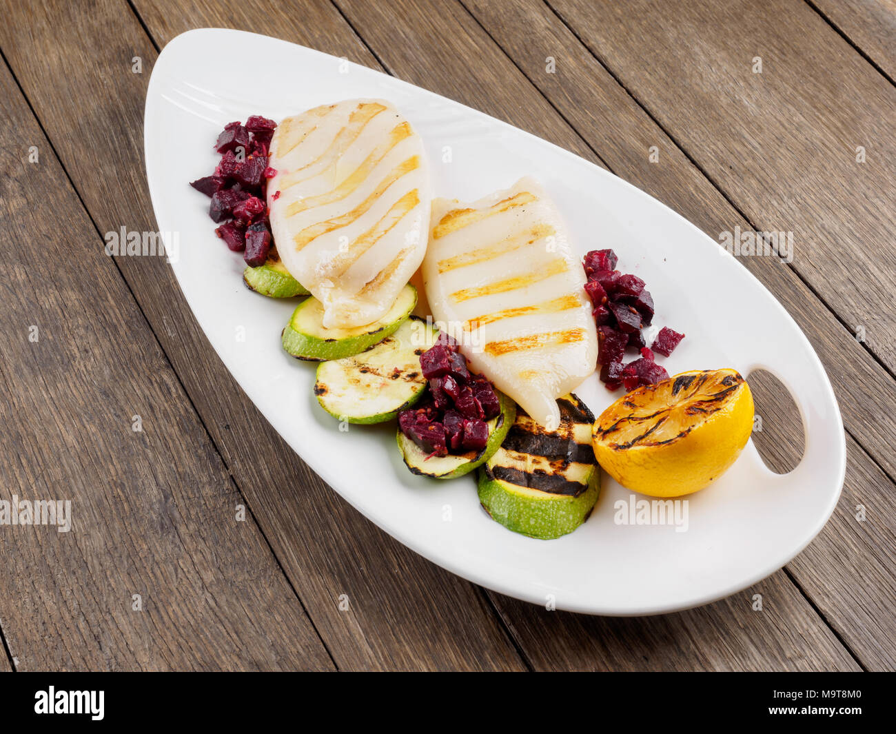 Restaurant dish.calmars grillés et légumes. Banque D'Images