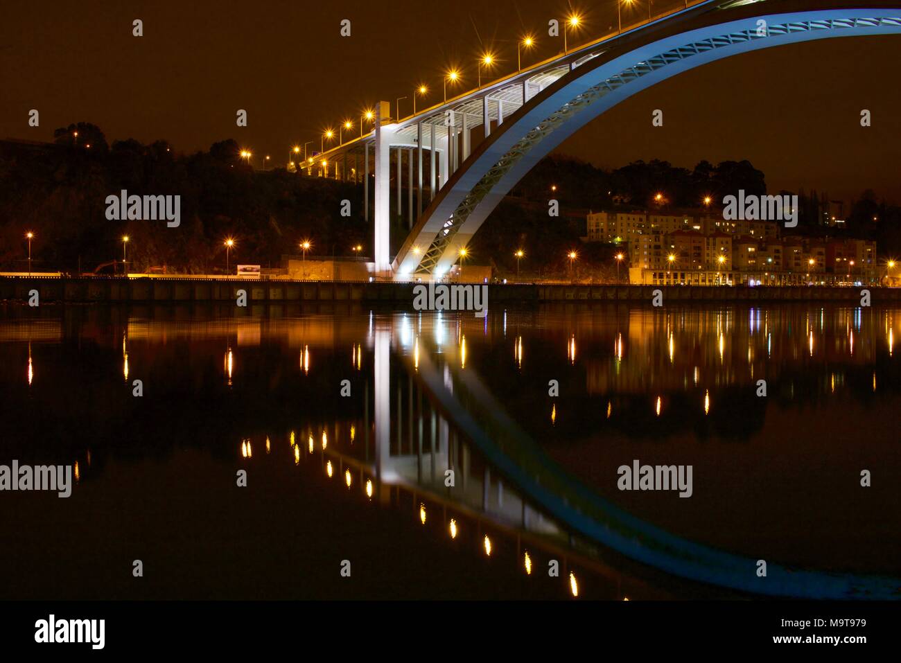 Ponte da Arrábida sobre o Douro rio ligando o Porto Vila Nova de Gaia Banque D'Images