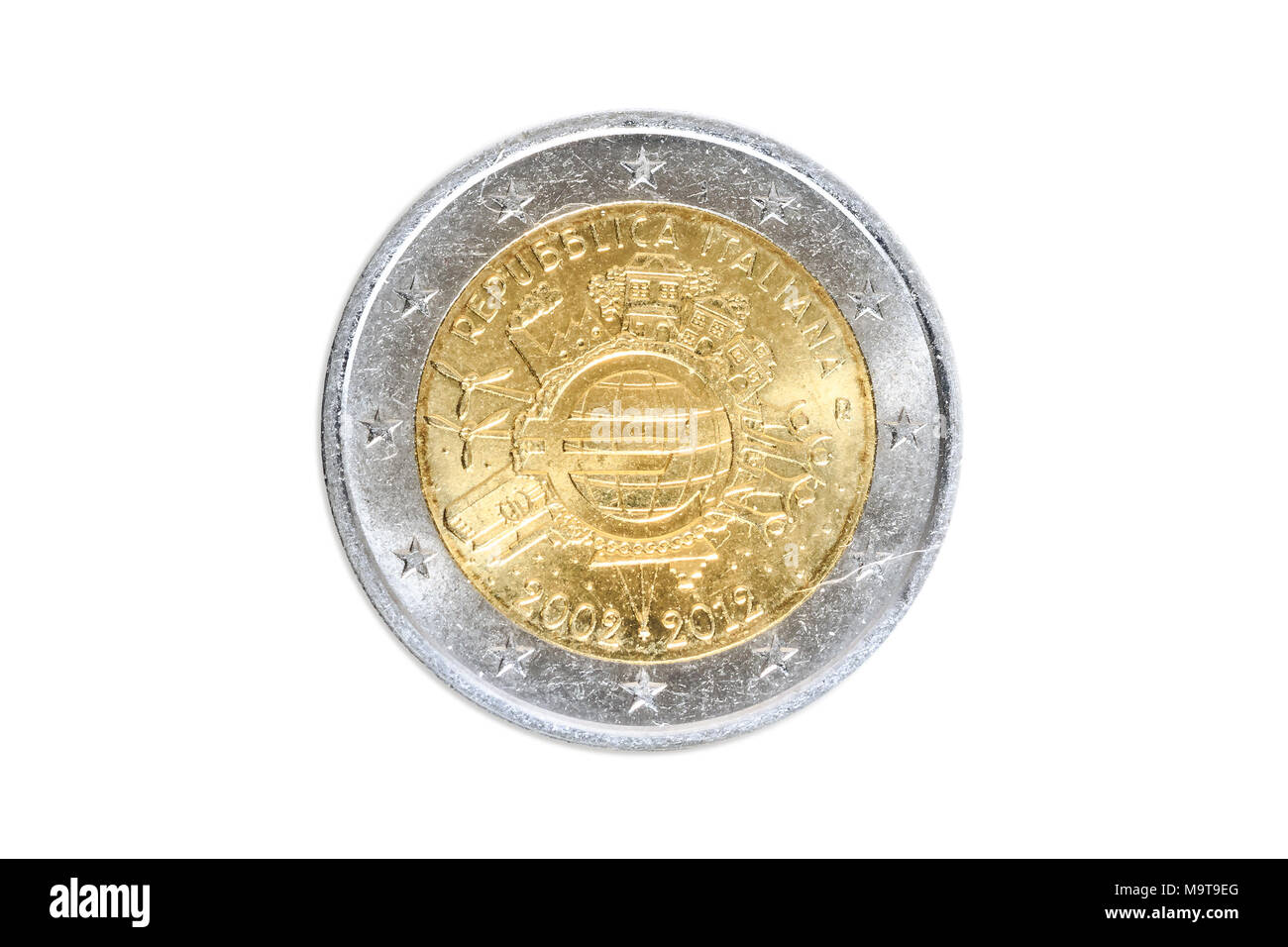 L'Italien des pièces commémoratives de 2 euros close-up avec symbole européen de l'Europe unie.10e anniversaire de l'introduction de l'euro en 2012. Isolé sur fond blanc studio. Côté tête. Banque D'Images