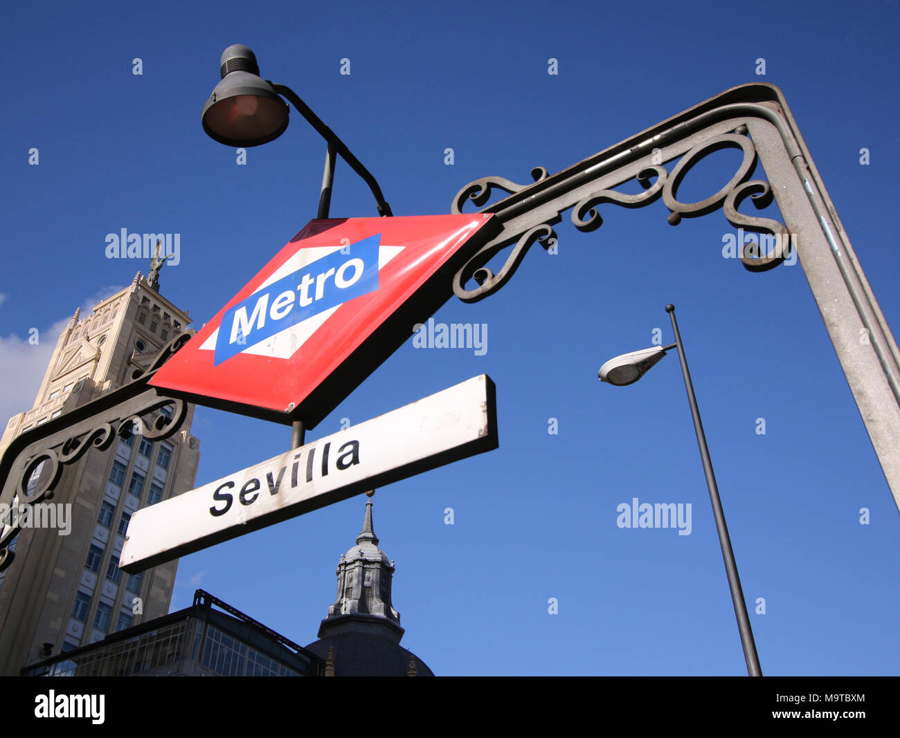 Métro, métro signe pour Séville dans le centre-ville de Madrid Espagne Europe Banque D'Images
