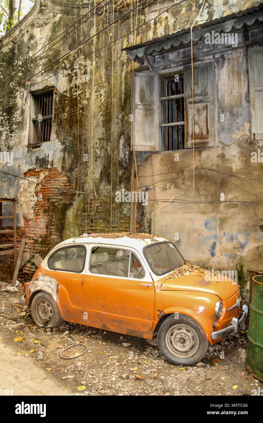 Old style Fiat 500 dans l'orange et blanc dans les rues de Bangkok en Thaïlande. Banque D'Images