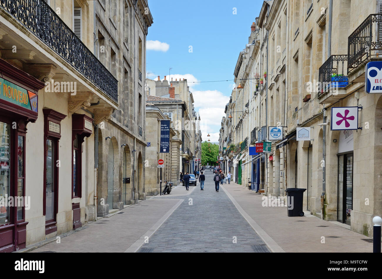 Rue commerçante de la ville de Bordeaux. Banque D'Images