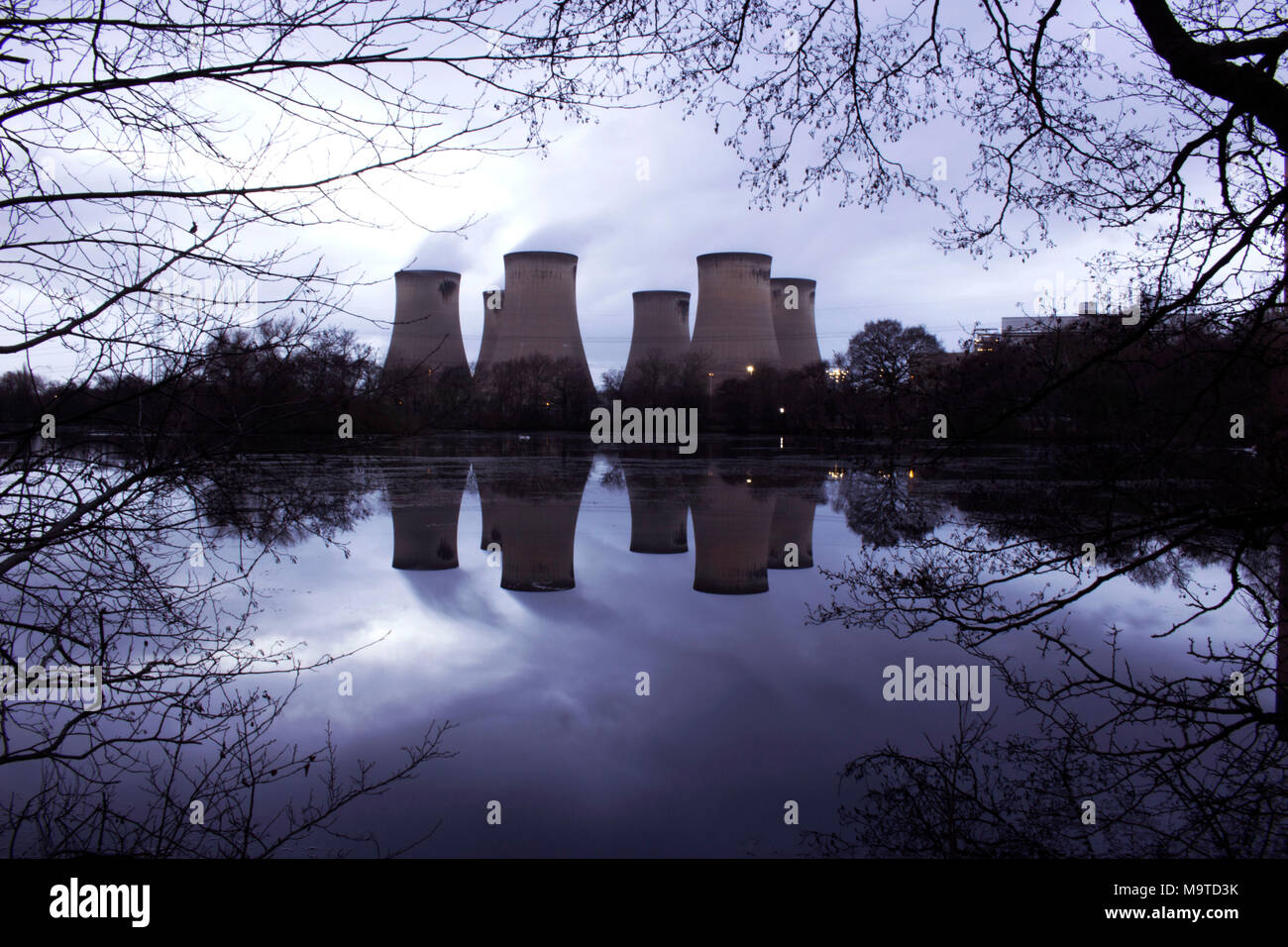 Drax Power Station au crépuscule avec de l'eau réflexions, arbres, Yorkshire, Angleterre, Royaume-Uni Banque D'Images