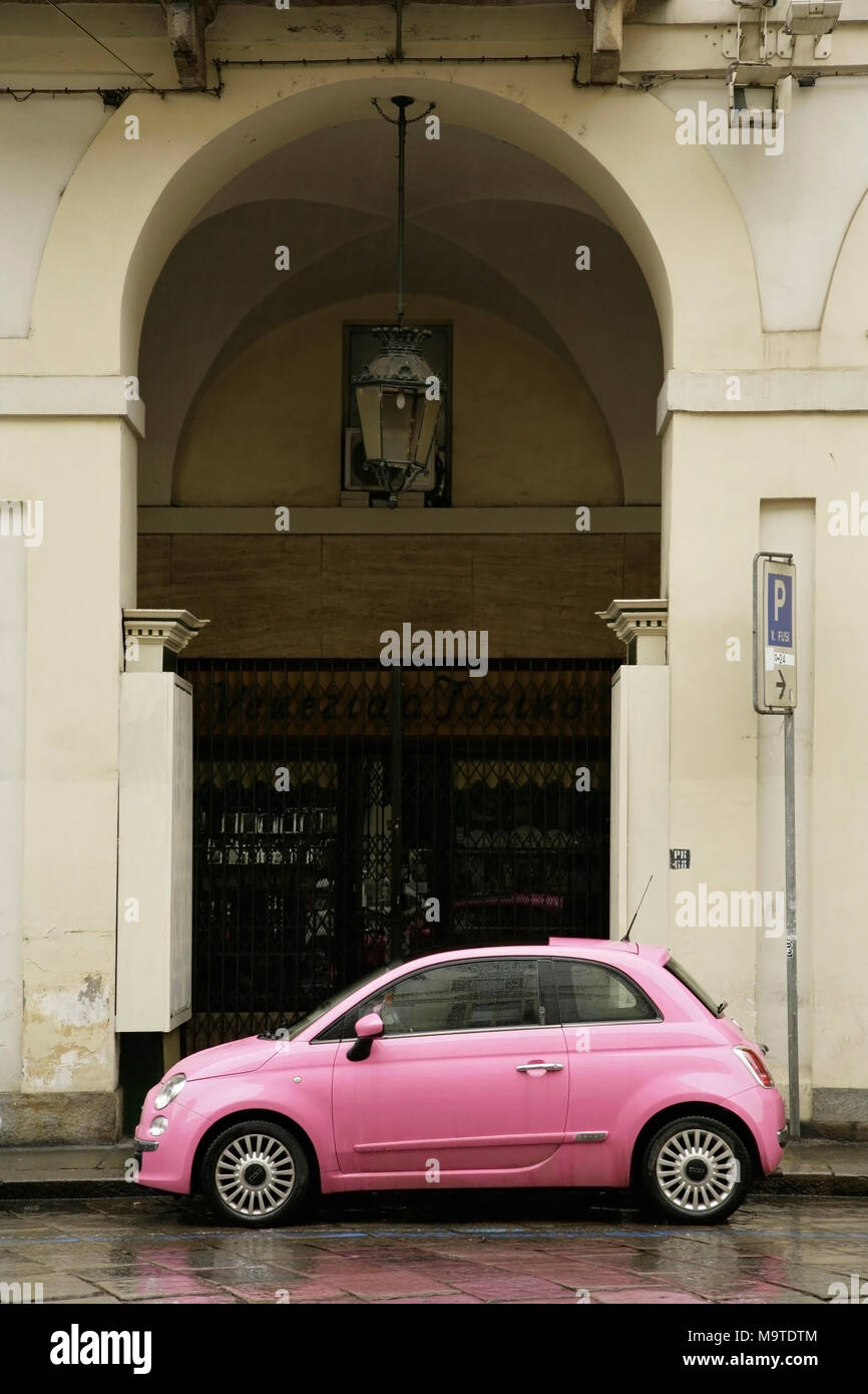 Fiat 500 Rose Rosa voiture, Turin, Italie. Banque D'Images