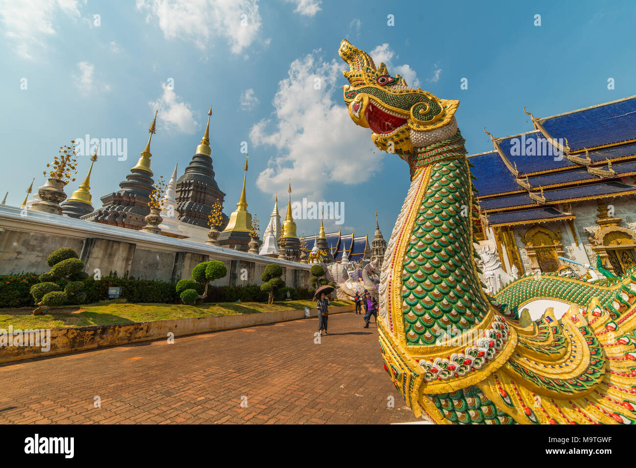 Chiang Mai, Thaïlande - 11 Février, 2017 : les touristes à visiter au grand temple bleu ou Wat Ban Den. beau temple bouddhiste dans Chainagmai, Sesana Banque D'Images