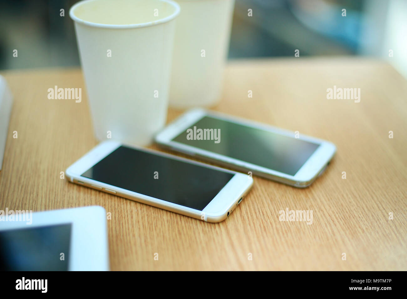 Deux Telephones Mobiles Blanc Avec Tablette Sur Table En Bois