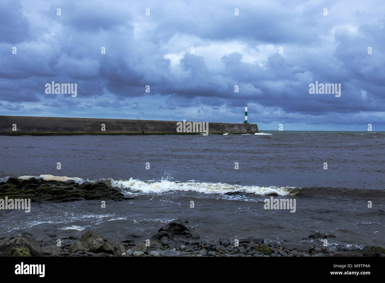 La pierre jetée avec orage venant en sens inverse à Aberystwyth Ceredigion Pays de Galles UK Banque D'Images