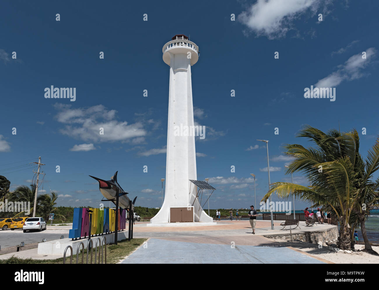 Phare avec les lettres colorées de tourist Resort Patong Beach avec poissons, marlin Mexique Banque D'Images