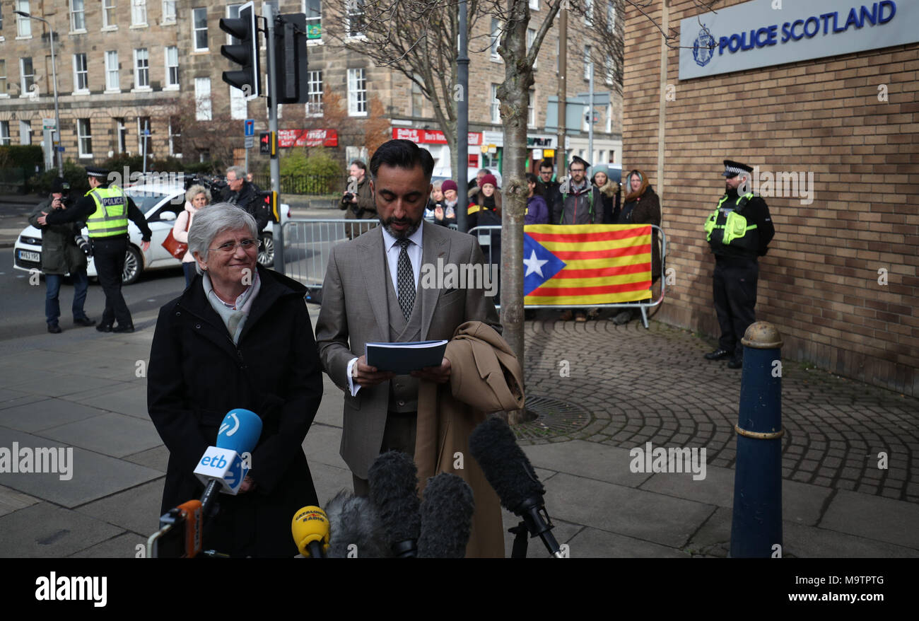 Ancien Ministre Catalan le professeur Clara Ponsati qui fait face à l'extradition vers l'Espagne participe à la station de police d'Édimbourg avec son avocat Aamer Anwar. Banque D'Images