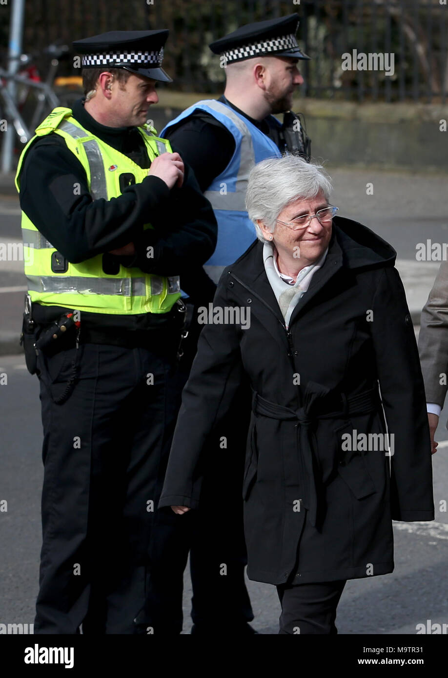 Ancien Ministre Catalan le professeur Clara Ponsati qui fait face à l'extradition vers l'Espagne assiste à la station de police d'Édimbourg. Banque D'Images