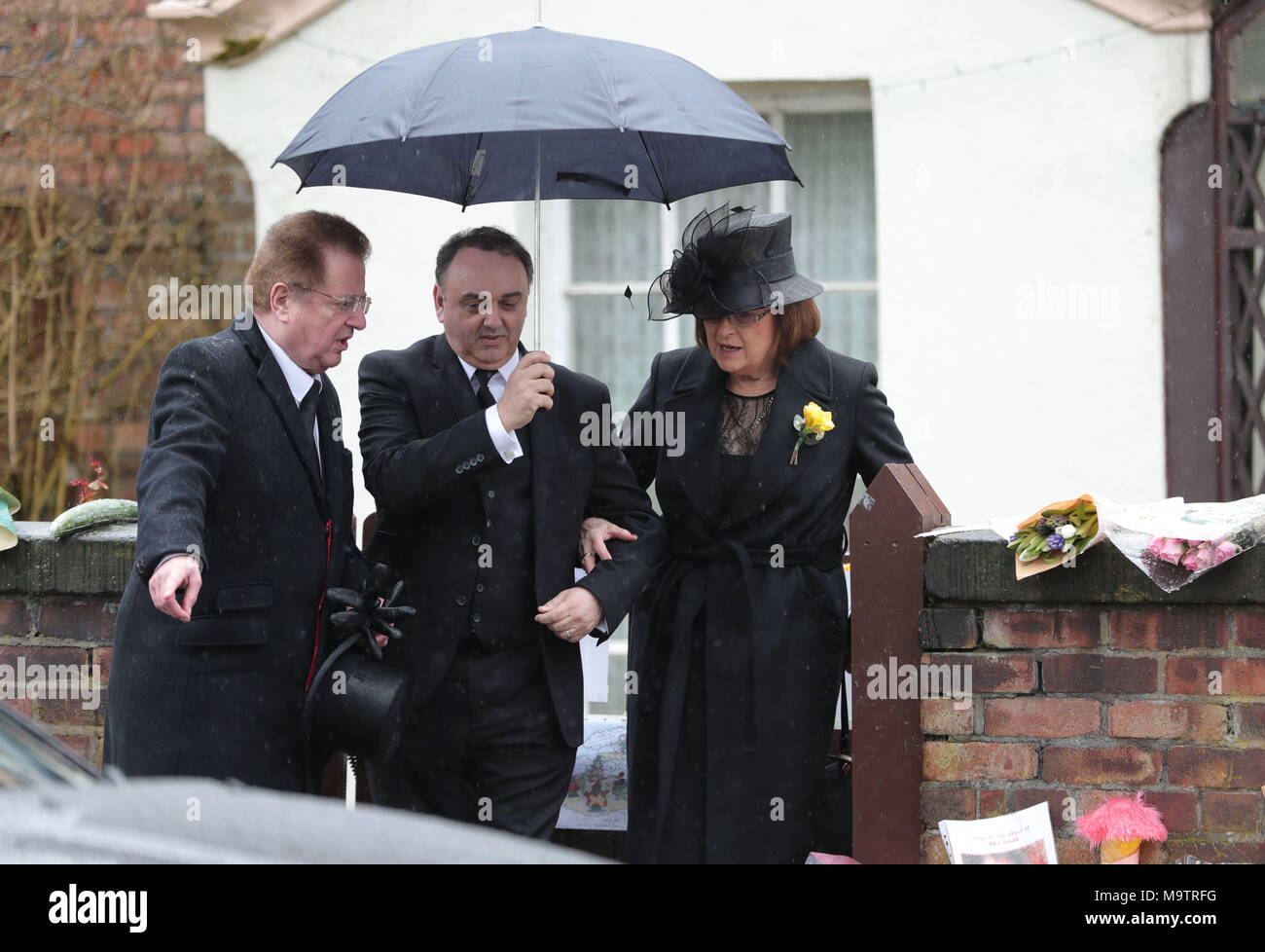 Lady Anne, l'épouse de Sir Ken Dodd, quitte leur maison dans le frêne épineux en avant de ses funérailles à la Cathédrale de Liverpool. Banque D'Images