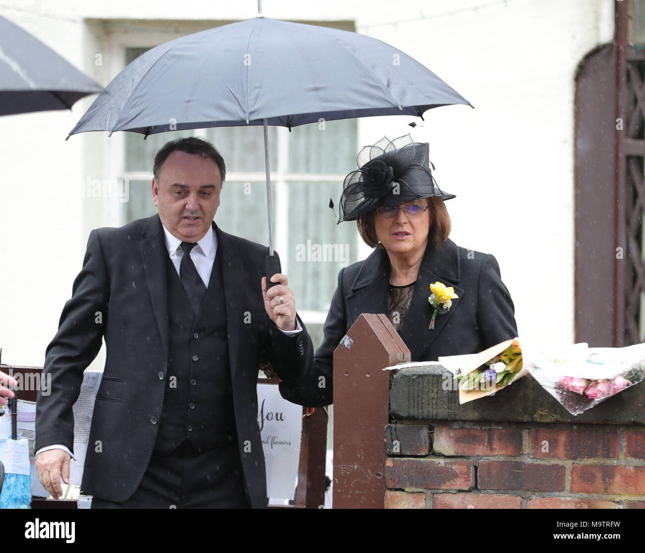 Lady Anne, l'épouse de Sir Ken Dodd, quitte leur maison dans le frêne épineux en avant de ses funérailles à la Cathédrale de Liverpool. Banque D'Images