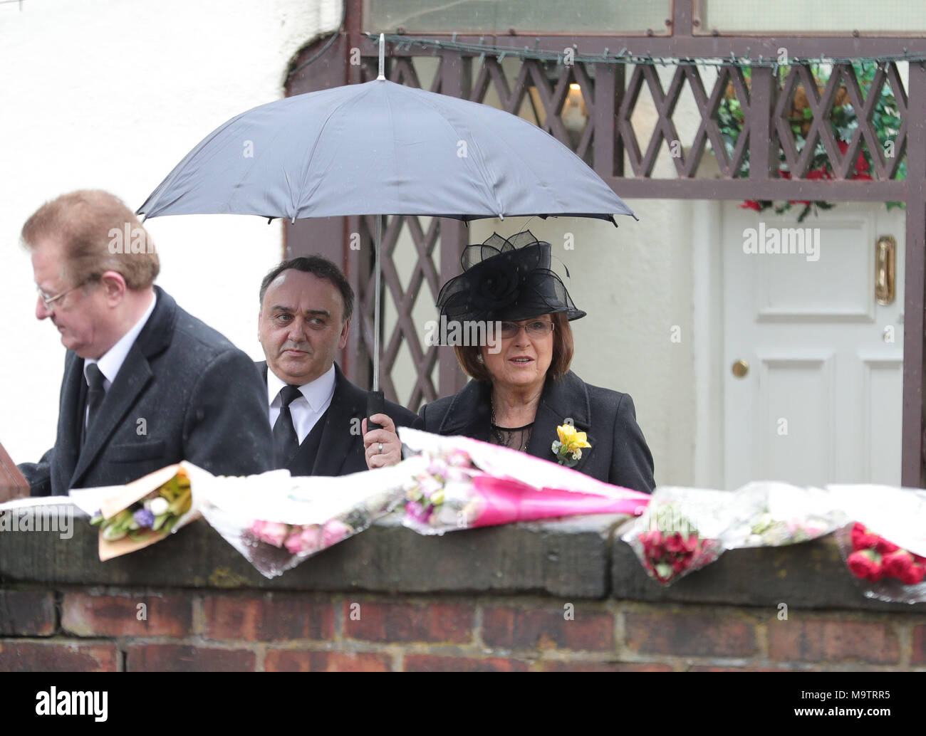 Lady Anne, l'épouse de Sir Ken Dodd, quitte leur maison dans le frêne épineux en avant de ses funérailles à la Cathédrale de Liverpool. Banque D'Images