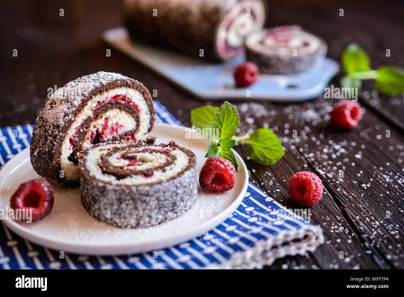 Chocolat Sans Cuisson Gateau Rouleau Rempli De Creme De Noix De Coco Et Framboise Photo Stock Alamy
