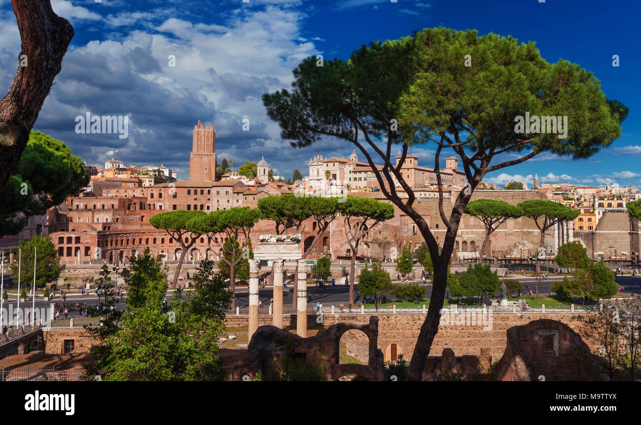Les touristes en se promenant le long des Forums Impériaux Avenue, dans le centre historique de Rome Banque D'Images
