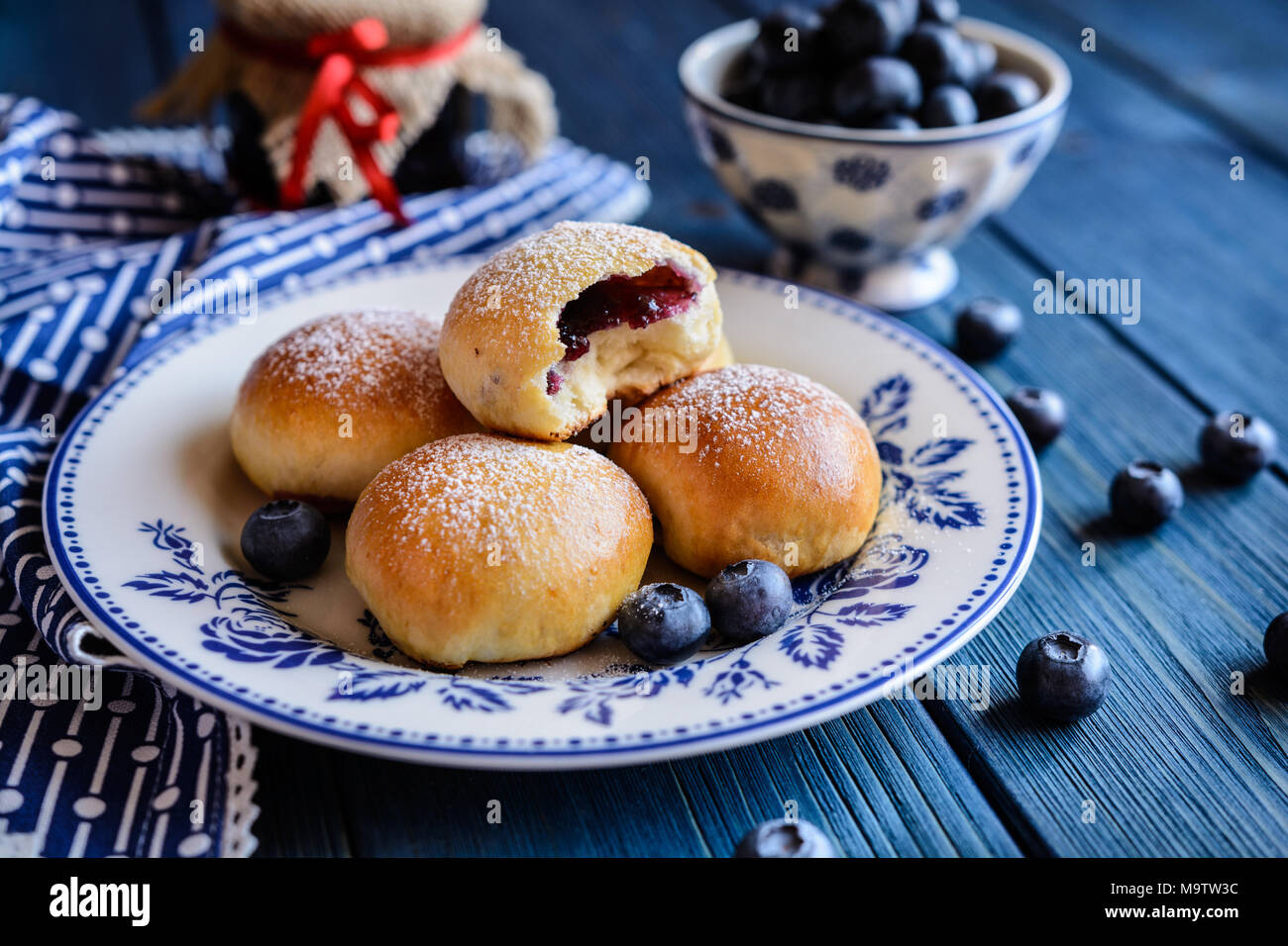 Petits pains frais remplis de confiture de bleuets Banque D'Images
