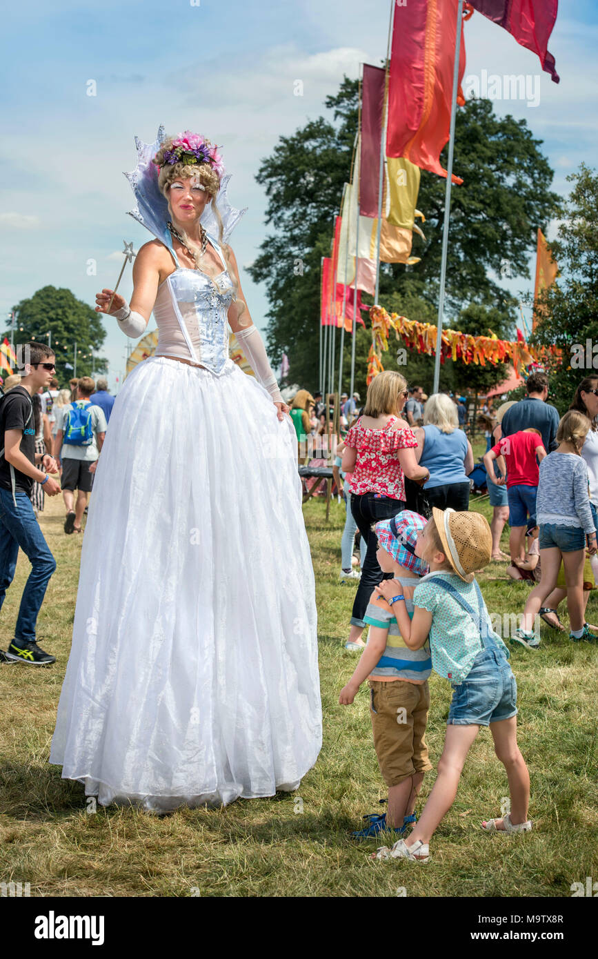 Les enfants admirer une fée sur pilotis au Cornbury Music Festival 2017 Banque D'Images