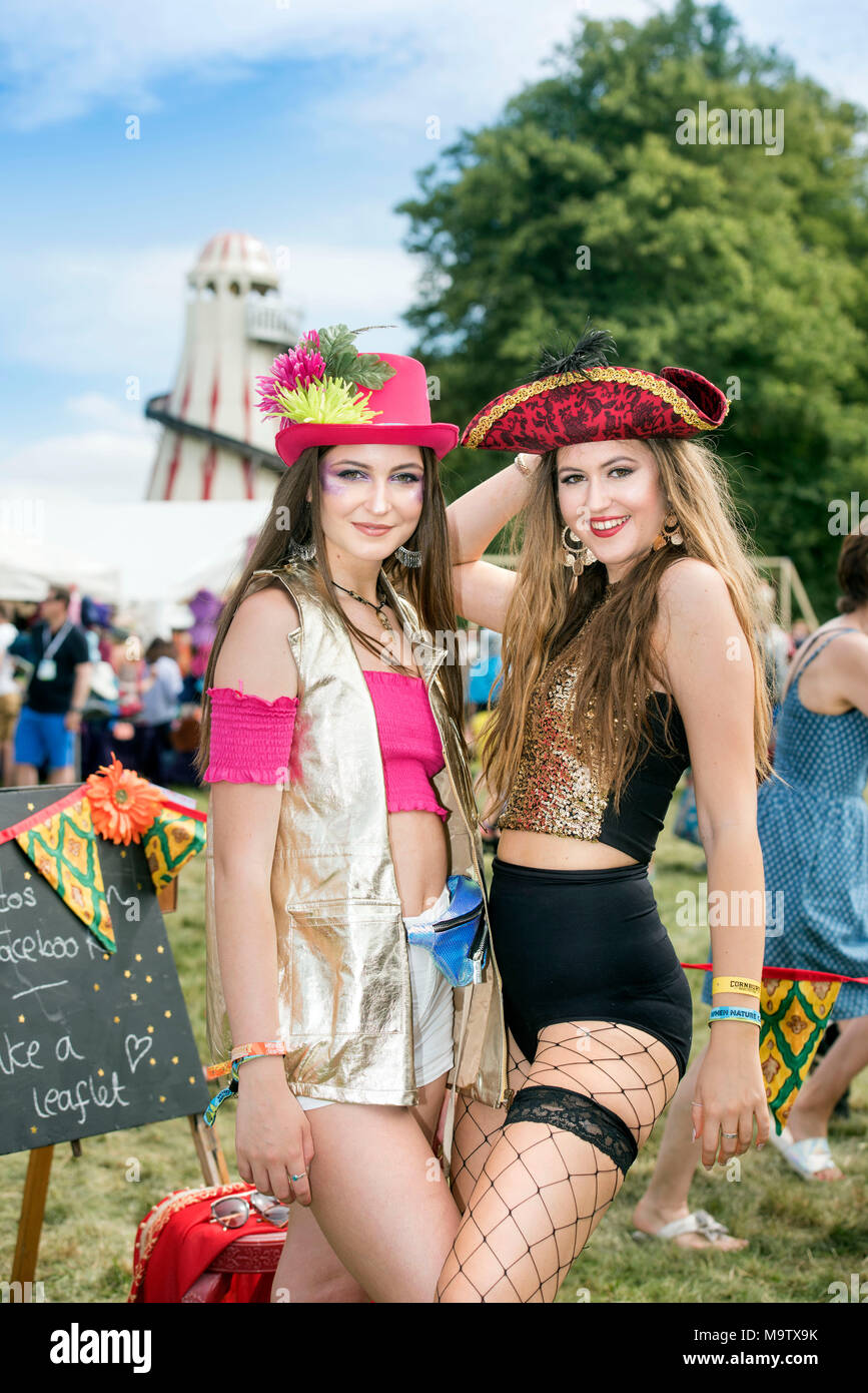 Natasha & Emily Roberts de l'armoire des possibilités infinies à l'Cornbury Music Festival 2017 Banque D'Images