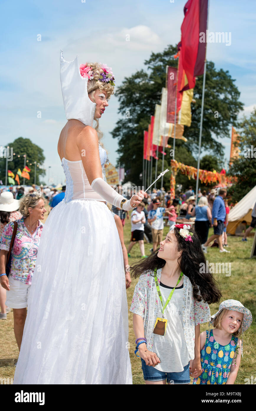 Les enfants admirer une fée sur pilotis au Cornbury Music Festival 2017 Banque D'Images