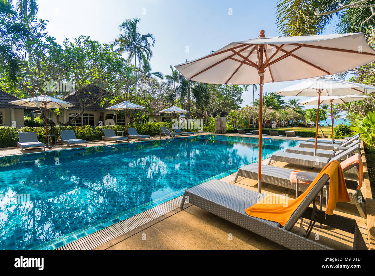 Belle piscine de luxe dans l'hôtel resort Banque D'Images