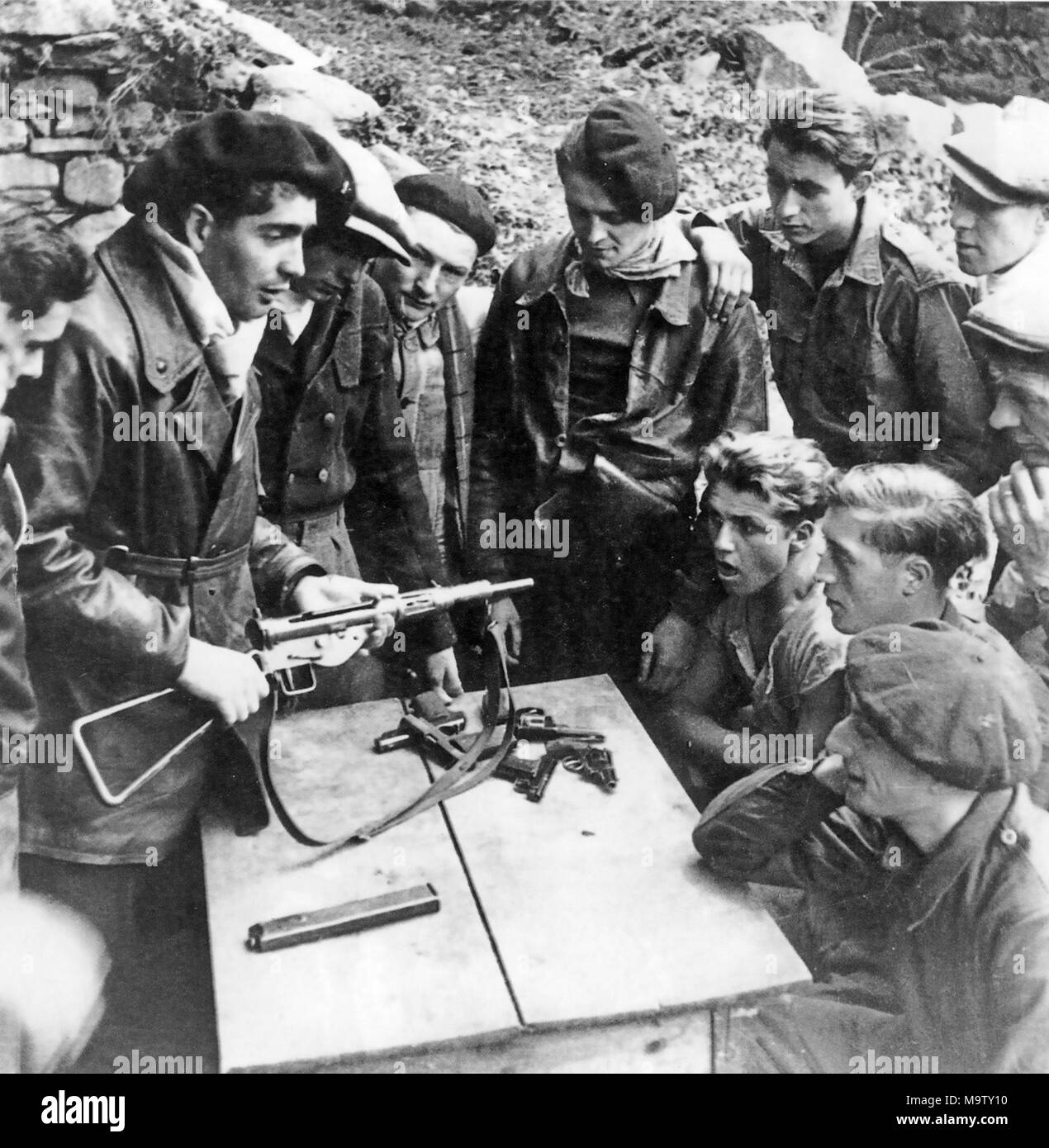 MAQUIS Les membres de la Résistance française étudier une mitraillette Sten et autres armes à propos de 1943 Banque D'Images