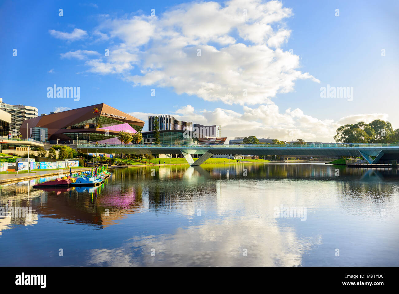 Adelaide, Australie - Août 27, 2017 : Adelaide city skyline vue centre d'affaires à travers Elder Park sur un jour lumineux Banque D'Images