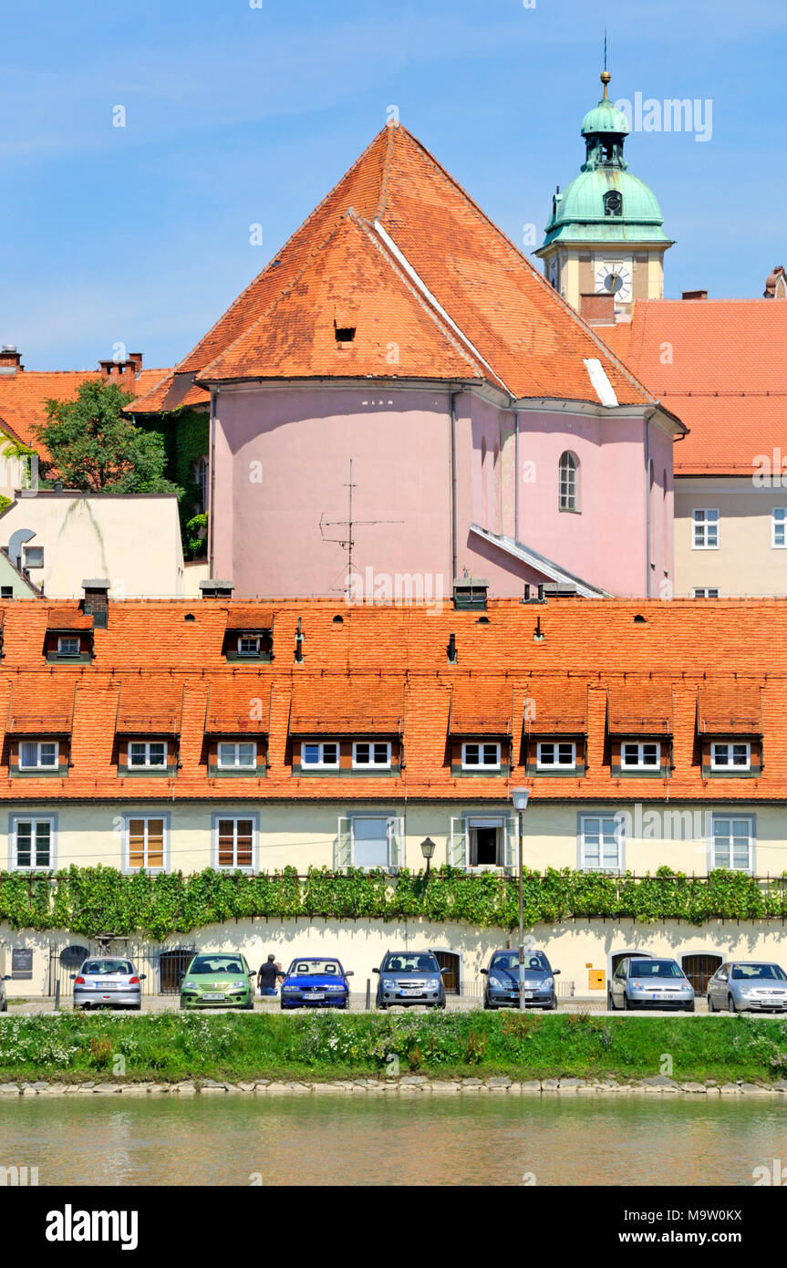 Maribor, Slovénie, Stajerska. Vue de la Stara Trta (vieille vigne) et de la cathédrale de l'horloge de l'autre côté de la rivière Banque D'Images