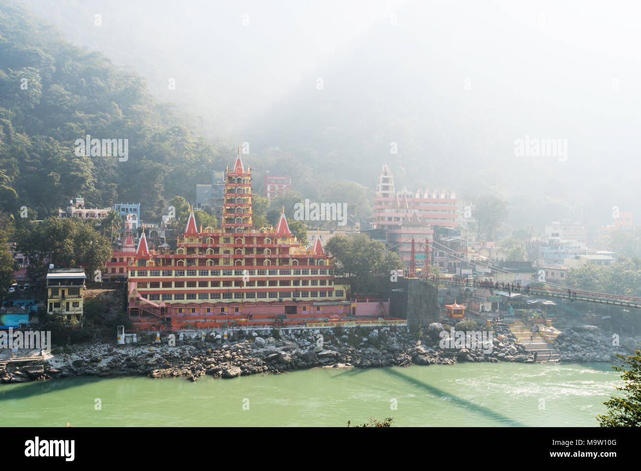 Rishikesh, Inde - Novembre 4th, 2017. Vue de la rivière Ganga, Lakshman Jhula bridge et Tera Manzil Trimbakeshwar Temple, à Rishikesh Banque D'Images