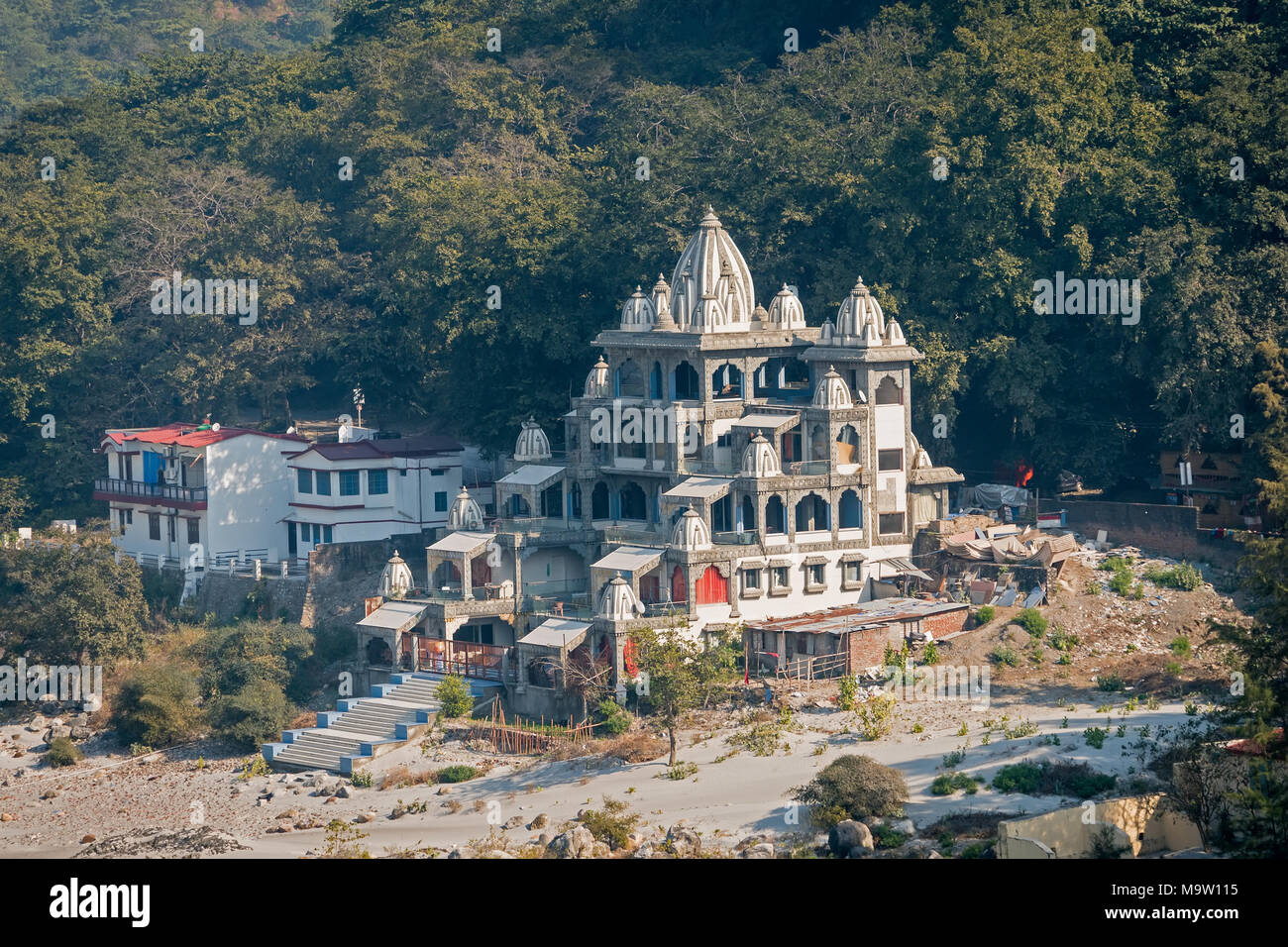 Ashram est sur les rives de la rivière. Rishikesh, yoga ville le Gange - Inde, Asie centre de spiritualité Banque D'Images