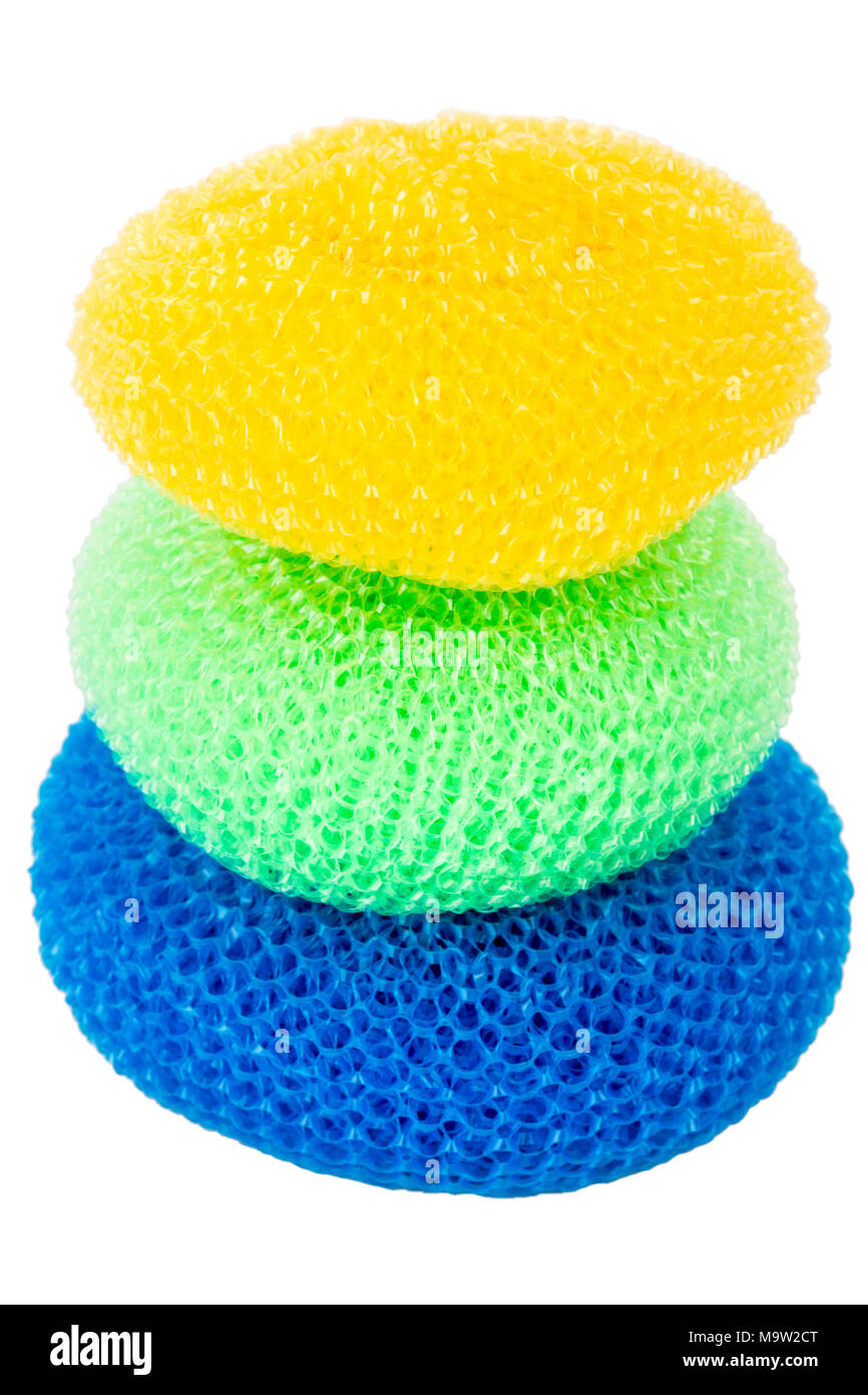 Tour de récurer en plastique vibrant isolé sur fond blanc Banque D'Images